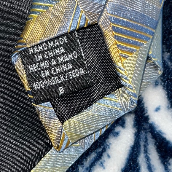 Van Heusen Stain Resistant 100% Silk Blue Gold Tie - Picture 5 of 6